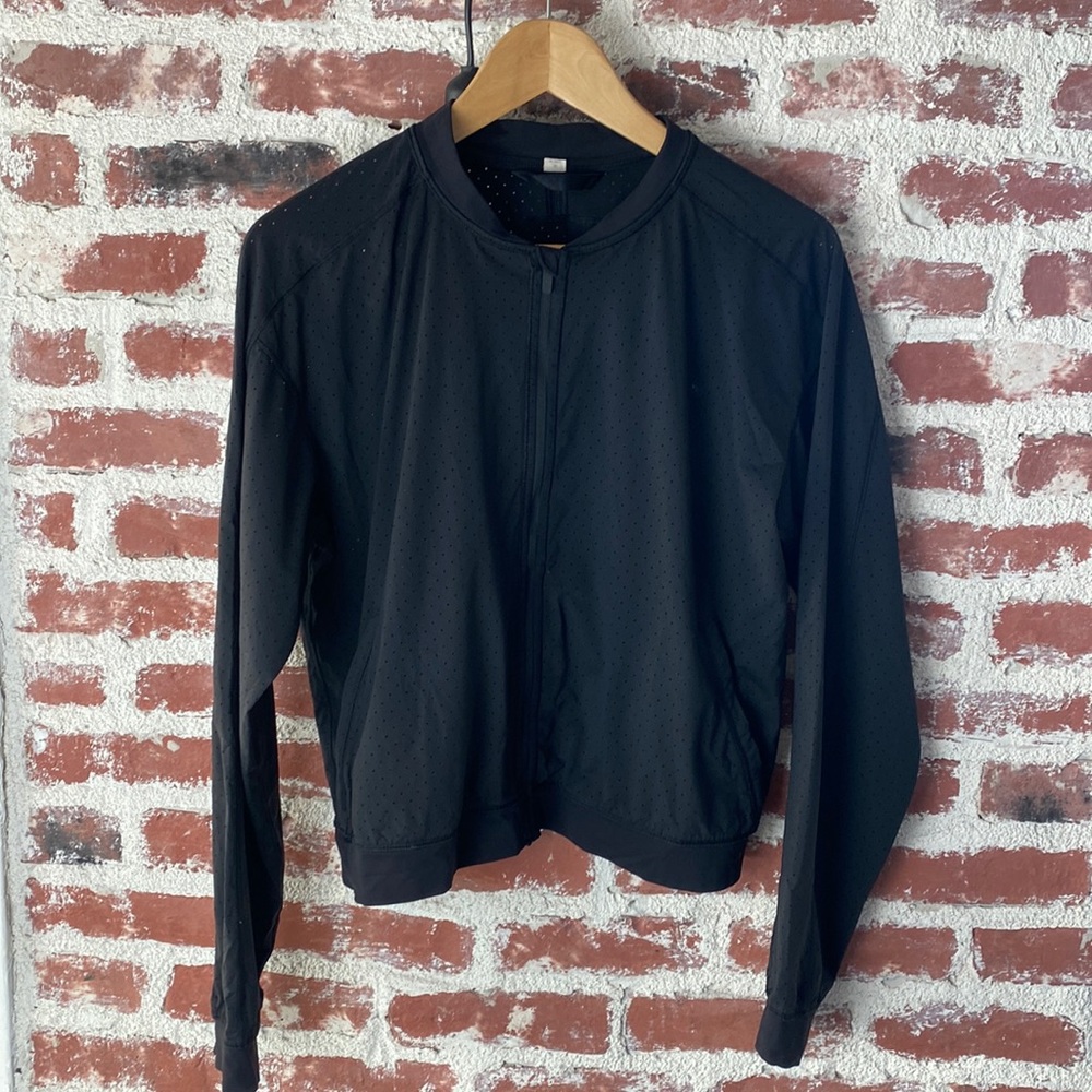 Lululemon long sleeve. Women. Size: 10